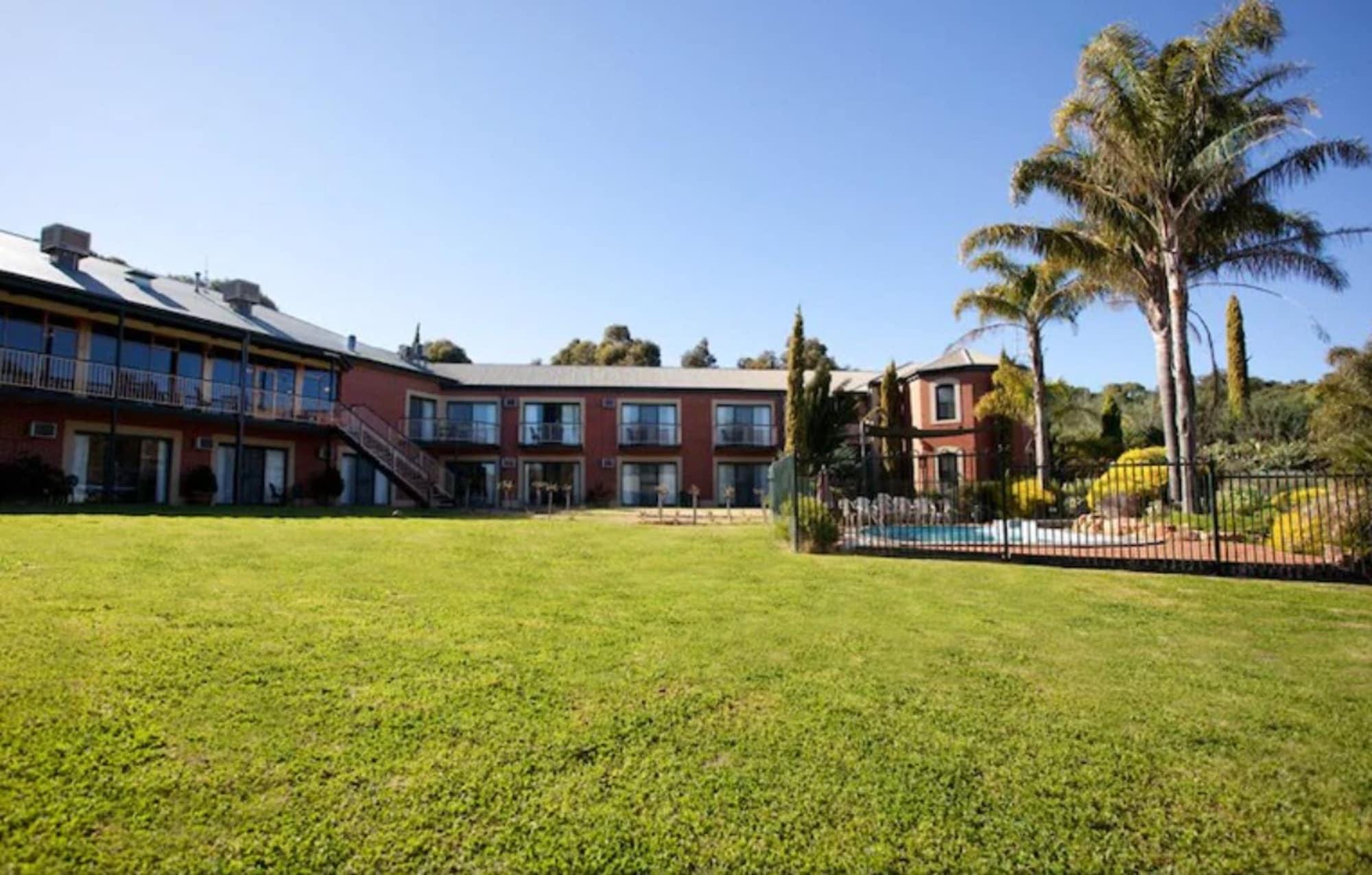 Clare Country Club Hotell Exteriör bild