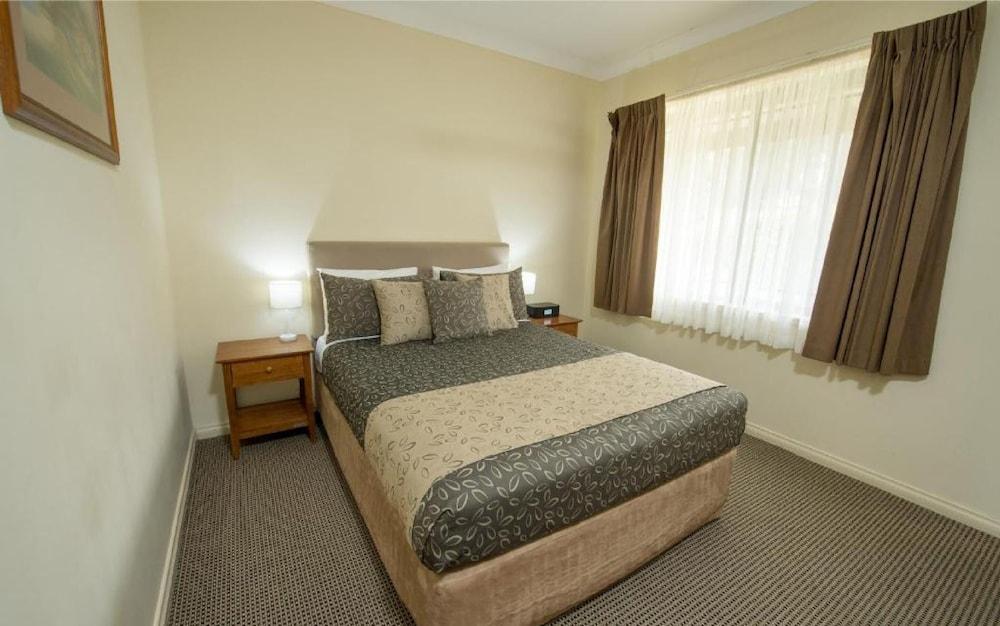 Clare Country Club Hotell Exteriör bild