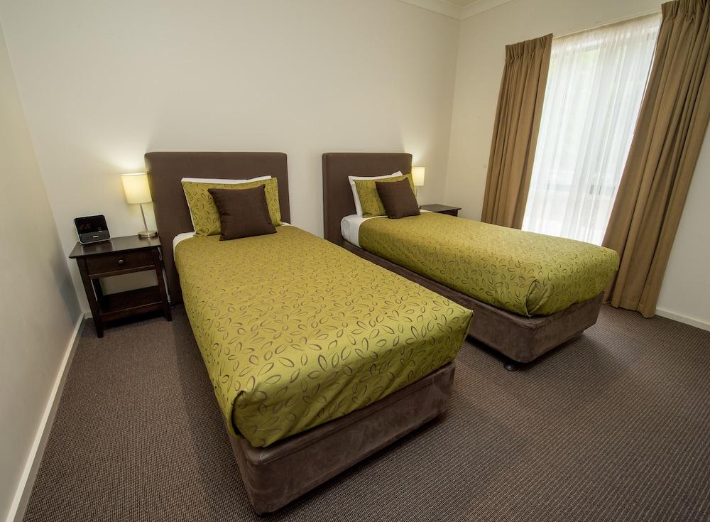 Clare Country Club Hotell Exteriör bild
