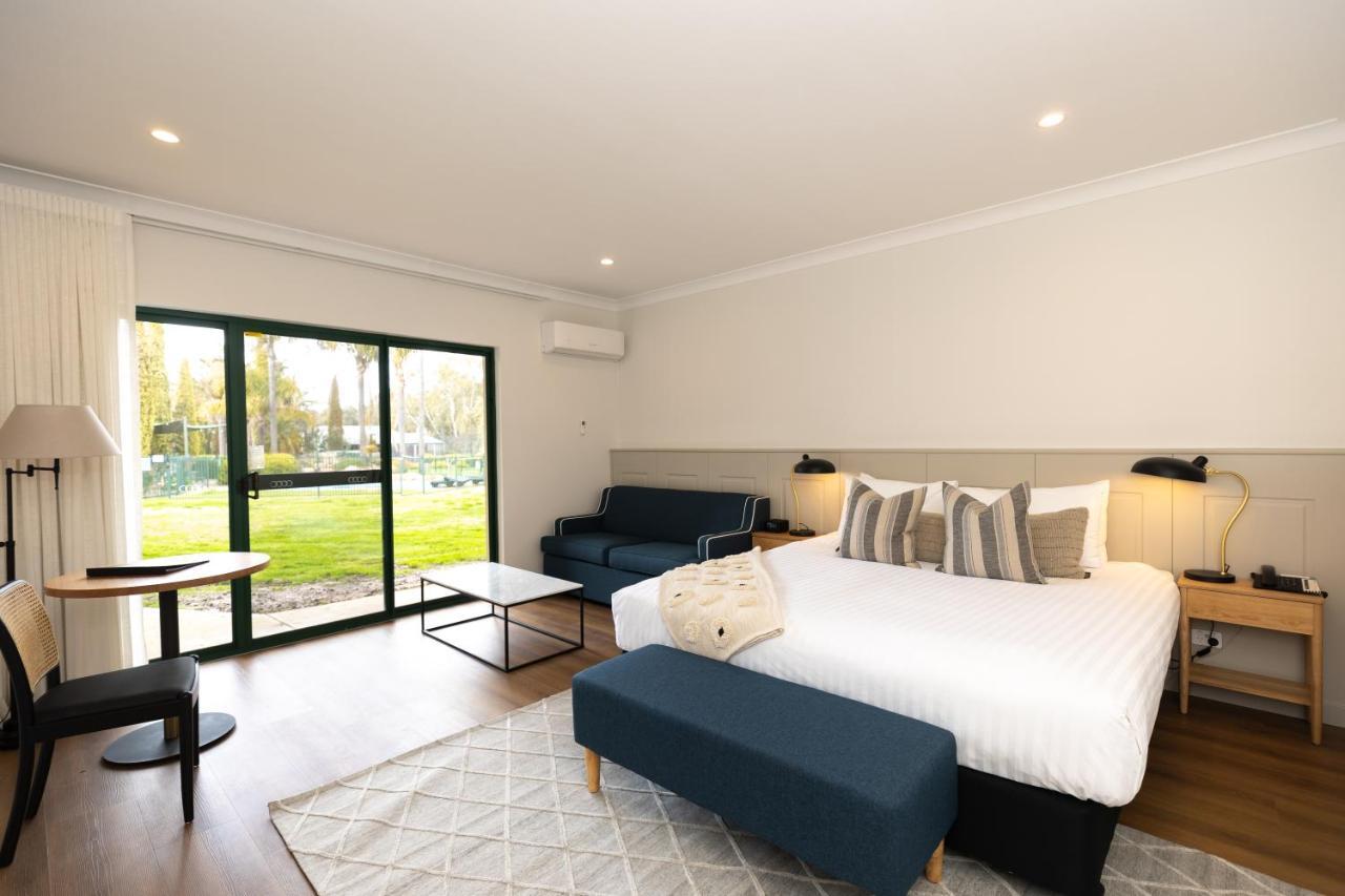 Clare Country Club Hotell Exteriör bild