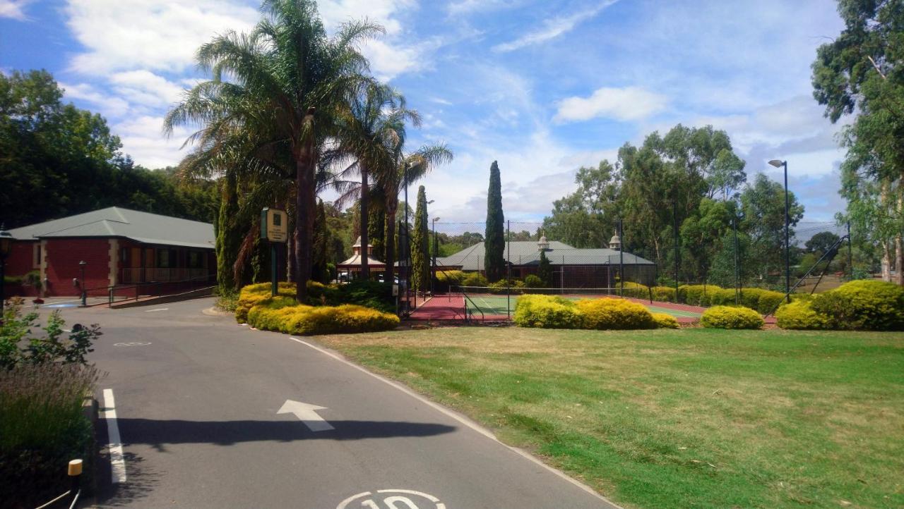 Clare Country Club Hotell Exteriör bild