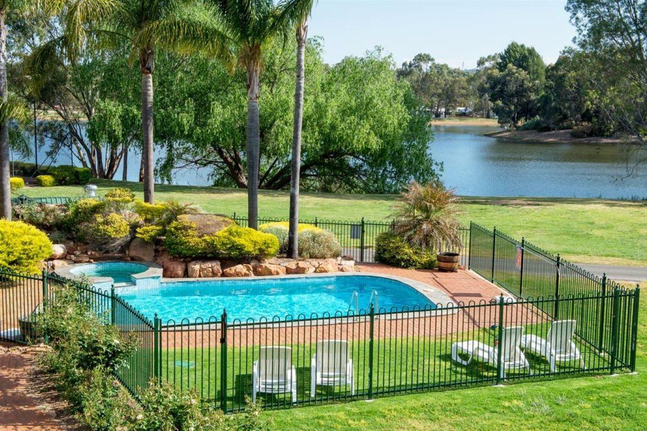 Clare Country Club Hotell Exteriör bild