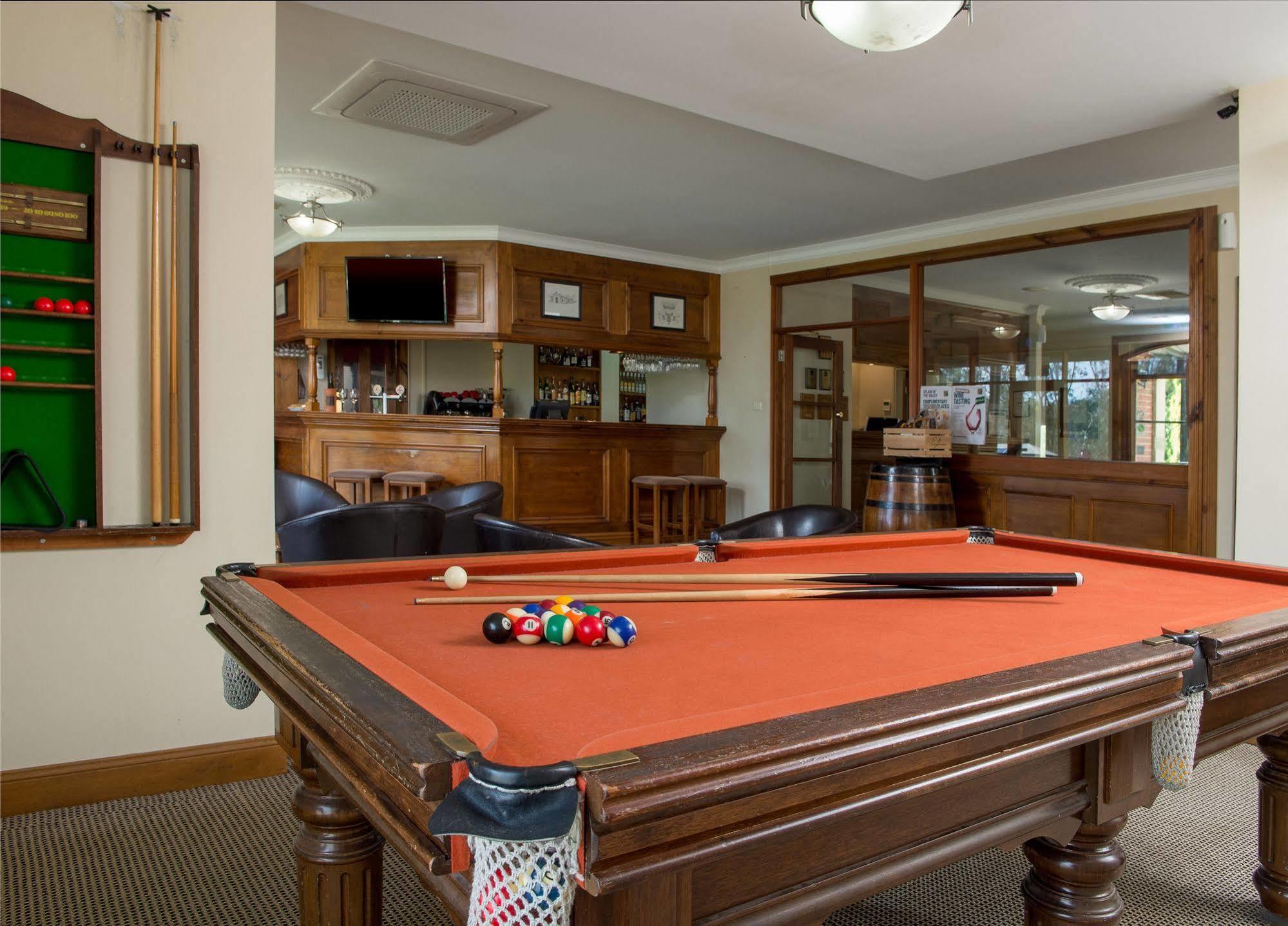 Clare Country Club Hotell Exteriör bild