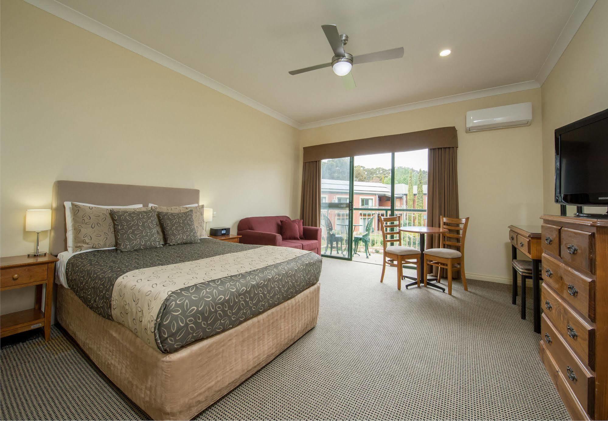 Clare Country Club Hotell Exteriör bild