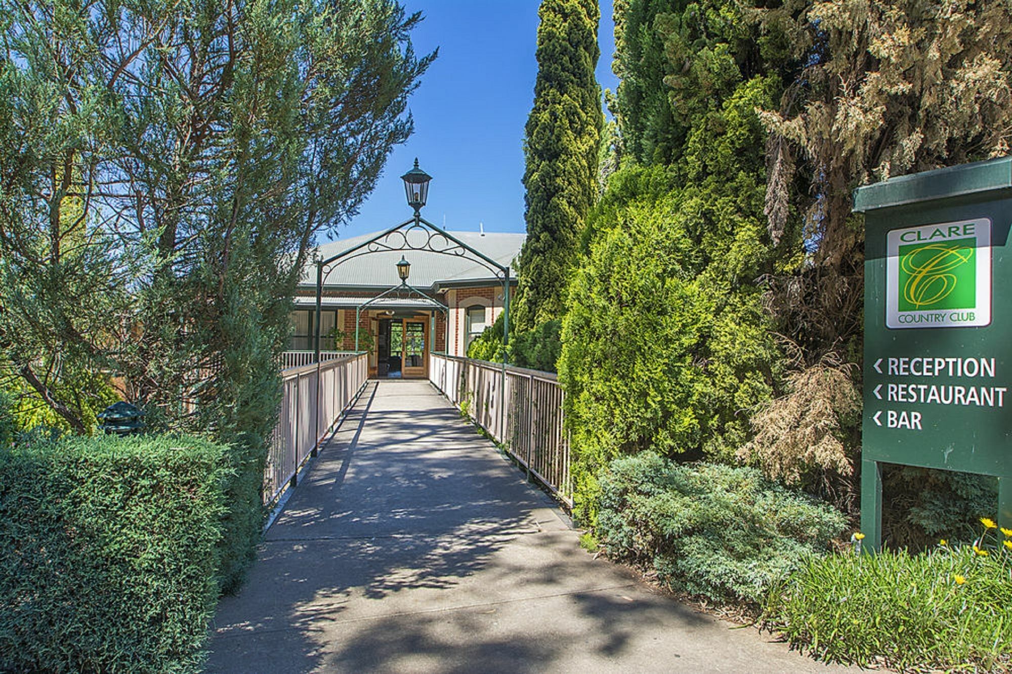 Clare Country Club Hotell Exteriör bild